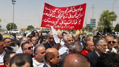 تظاهرات كردية ضد قانون يمنح عضو البرلمان تقاعدا كبيرا