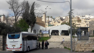 مناشدات فلسطينية لإزالة خيام المستوطنين من ساحات الحرم الإبراهيمي