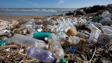 الأمم المتحدة تحذّر “كمية البلاستيك تفوق الأسماك” بالمحيطات
