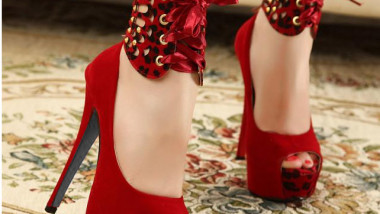 اللون الأحمر لأناقة وأنوثة الحذاء النسائي