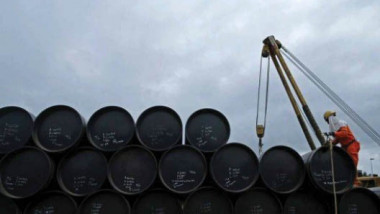 تباين أسعار النفط وسط ضغوط تتنامى وتوقع زيادة الإنتاج