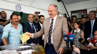 ملايين الأتراك يبدأون التصويت في انتخابات رئاسية وتشريعية حاسمة لمستقبل البلاد