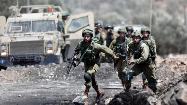 الجيش الإسرائيلي يبعد سوريين يحملون رايات بيض اقتربوا من سياجه في الجولان
