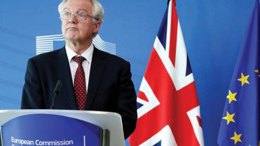 وزير بريكسيت ديفيد ديفيس يستقيل من حكومة ماي في خضم المفاوضات مع بروكسل