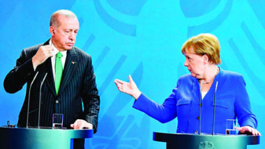 مركل تذكّر أردوغان بتباين «عميق» والرئيس الألماني يستبعد تطبيعاً مع تركيا