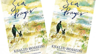 «مساءً، أمام البحر» او «صلاة البحر«  خالد حسيني يُهدي الغرقى كتاباً