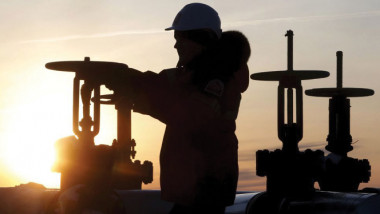 استقرار أسعار النفط وسط انخفاض مفاجئ في المخزونات الأميركية