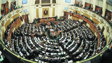 الحكومة المصرية تتعهد تحقيق توازن بين الأمن والحريات أثناء «الطوارئ»
