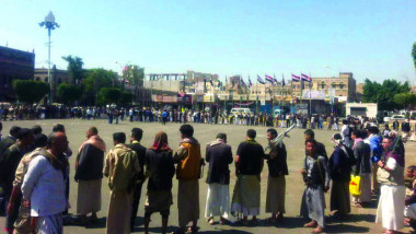 الحوثيون يكثفون انتشارهم في صنعاء ويطلقون النار على متظاهرين