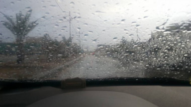 اليوم أول زخات مطر في العراق واعصار يضرب سلطنة عمان