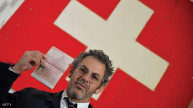 فنان يبيع “الجواز السويسري” بـ 20 يورو
