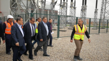 وكيلا وزارتي الكهرباء والنفط يزوران محطة كهرباء بسماية الاستثمارية