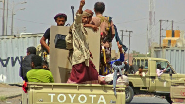 الحديدة تشهد حرب شوارع للمرة الأولى بين قوات الحكومة والحوثيين وواشنطن على «وقف القتال»