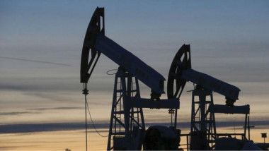 فيض المعروض النفطي يعترض موجة صعود الأسعار