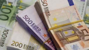 اليورو والين يرتفعان.. والدولار رهن تقلبات السياسة الأميركية