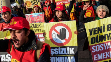 تركيا تواجه الاحتجاجات على الوضع الاقتصادي بزيادة الأجور 26 %