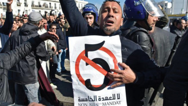 الجزائر تقدم عطلة الجامعات عشرة أيام للحد  من مشاركة الطلبة في الاحتجاجات