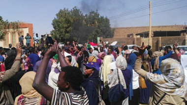 المئات يحتجون في السودان لمواصلة الضغط على البشير