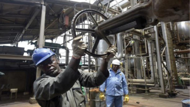 النفط يسجل أعلى مستوياته للعام الحالي بدعم من «التجارة»