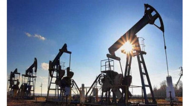 النفط يواصل التراجع والدولار في أعلى مستوياته