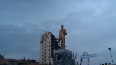 مئات السوريين يحتجون على نصب تمثال ثان لحافظ الأسد مكان التمثال الذي اسقطوه في درعا