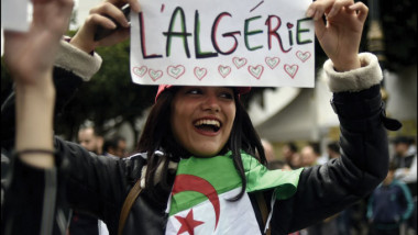 إرغام ناشطات في الاحتجاجات الجزائرية  على خلع ملابسهن يثير غضب الشارع