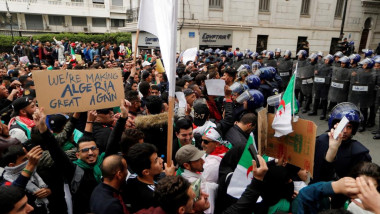 التظاهرات ضد النخبة الحاكمة  في الجزائر مستمرة