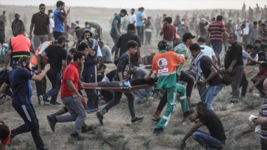 الجيش الإسرائيلي يقمع مسيرات على حدود غزة بالرصاص الحي والغاز