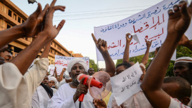 الإسلاميون في السودان يدعمون العسكر لتأمين دور مستقبلي يجنبهم الإقصاء السياسي