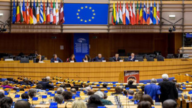 القوى المؤيدة للاتحاد الاوروبي تحتفظ بالغالبية الكبرى في برلمان القارة