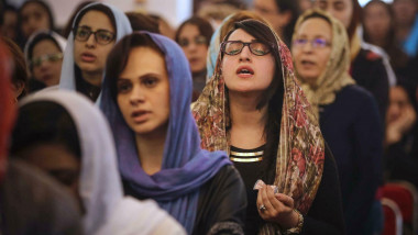 ملابس المرأة في الكنيسة تثير جدلا ساخنا بين المسيحيين المصريين