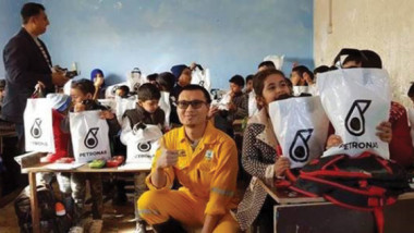 بتروناس الماليزية تنهي حملة فحص النظر لخمسة آلاف طالب في «الغراف»