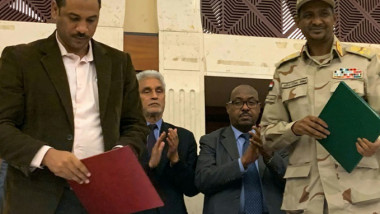 التوقيع بالاحرف الاولى على الاتفاق السياسي  بين المجلس العسكري وقادة الاحتجاج