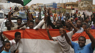 المجلس العسكري والمعارضة  يتقاسمان السلطة في السودان