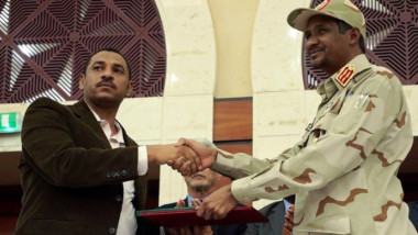اتفاق نهائي بين المجلس العسكري وحركة  الاحتجاج يمهد الطريق لحكومة مدنية في السودان