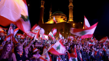 اللبنانيون يواصلون الضغط على السلطات في تظاهرات حاشدة ويطالب بعضهم برحيل عون