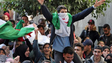 بدء الانتخابات الرئاسية الجزائرية على الرغم من رفض المرشحين الذين «يمثلون» نظام بوتفليقة