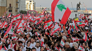 قوات الامن تحول بين مناصرين لحزب الله أمل و هاجموا المتظاهرين في بيروت