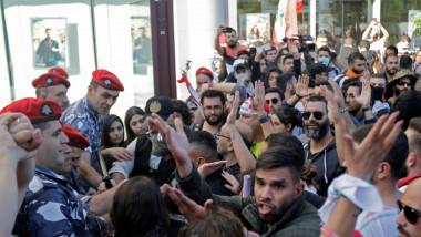 مئات المتظاهرين في لبنان يشكلون درعا بشريا يمنع البرلمان من الانعقاد