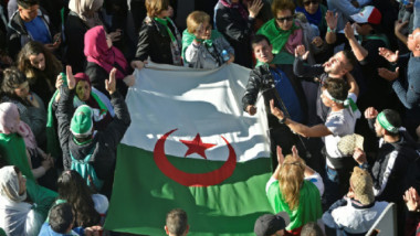 محتجو الجزائر يرفضون الانتخابات الرئاسية ويعدونها إعادة انتاج للنظام الذي حكم البلاد