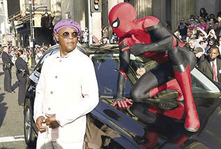 “Spider Man” يهنئ صامويل  جاكسون بعيد ميلاده الـ 71