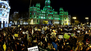 تظاهرة في مدريد للضغط على المشاركين في مؤتمر المناخ