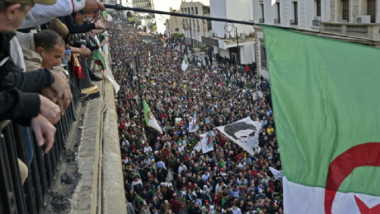 حشد كبير في العاصمة الجزائرية يرفض الانتخابات ويطالب بدولة مدنية