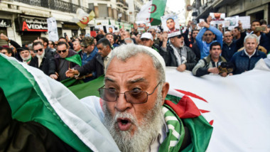 الحراك الجزائري ينظّم صفوفه بعد نحو عام  من التظاهرات في مواجهة نظام الحكم