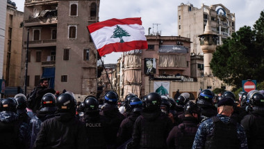 الحكومة اللبنانية الجديدة تفوز بثقة البرلمان رغم احتجاجات بيروت