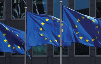 الاتحاد الأوروبي يعتزم التصدي بحزم لواشنطن بشأن نزاعات تجارية