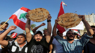 لبنان ترفع سعر الخبز المدعوم وسط انهيار للعملة المحلية