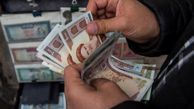 ضغوط اقتصادية تهز النظام المصرفي الإيراني مع تدهور العملة