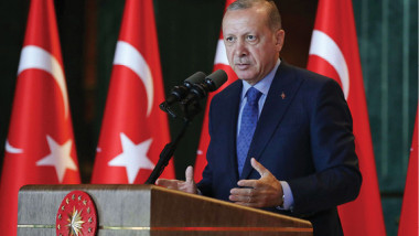 غالبية الشعب ترى الاقتصاد ذاهباً إلى الهاوية وإردوغان يتمسك بنظرية «المؤامرة»