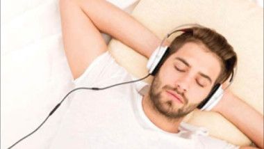 استماعك للموسيقى قبل النوم يصيبك بديدان الأذن!